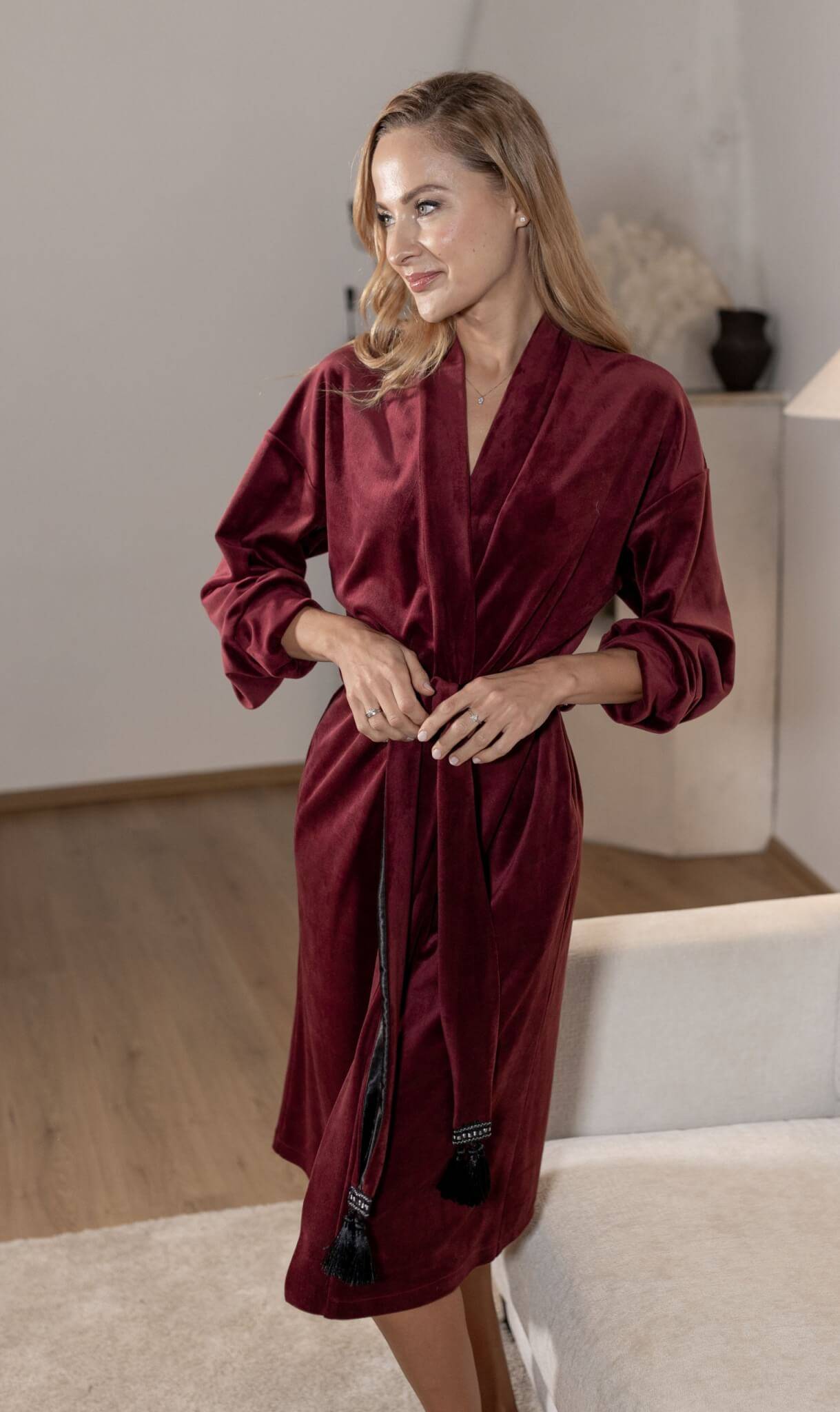 Moteriškas chalatas iš veliūro „Red grape”, įvairių dydžių