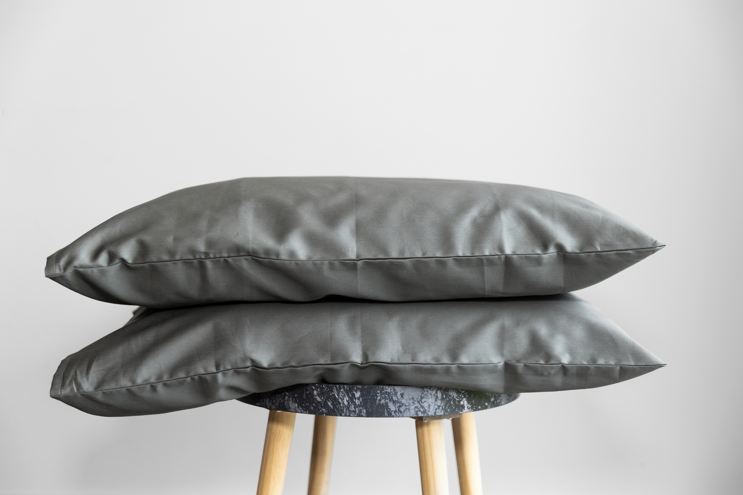 PREMIUM satino pagalvės užvalkalas „Dark sage green”