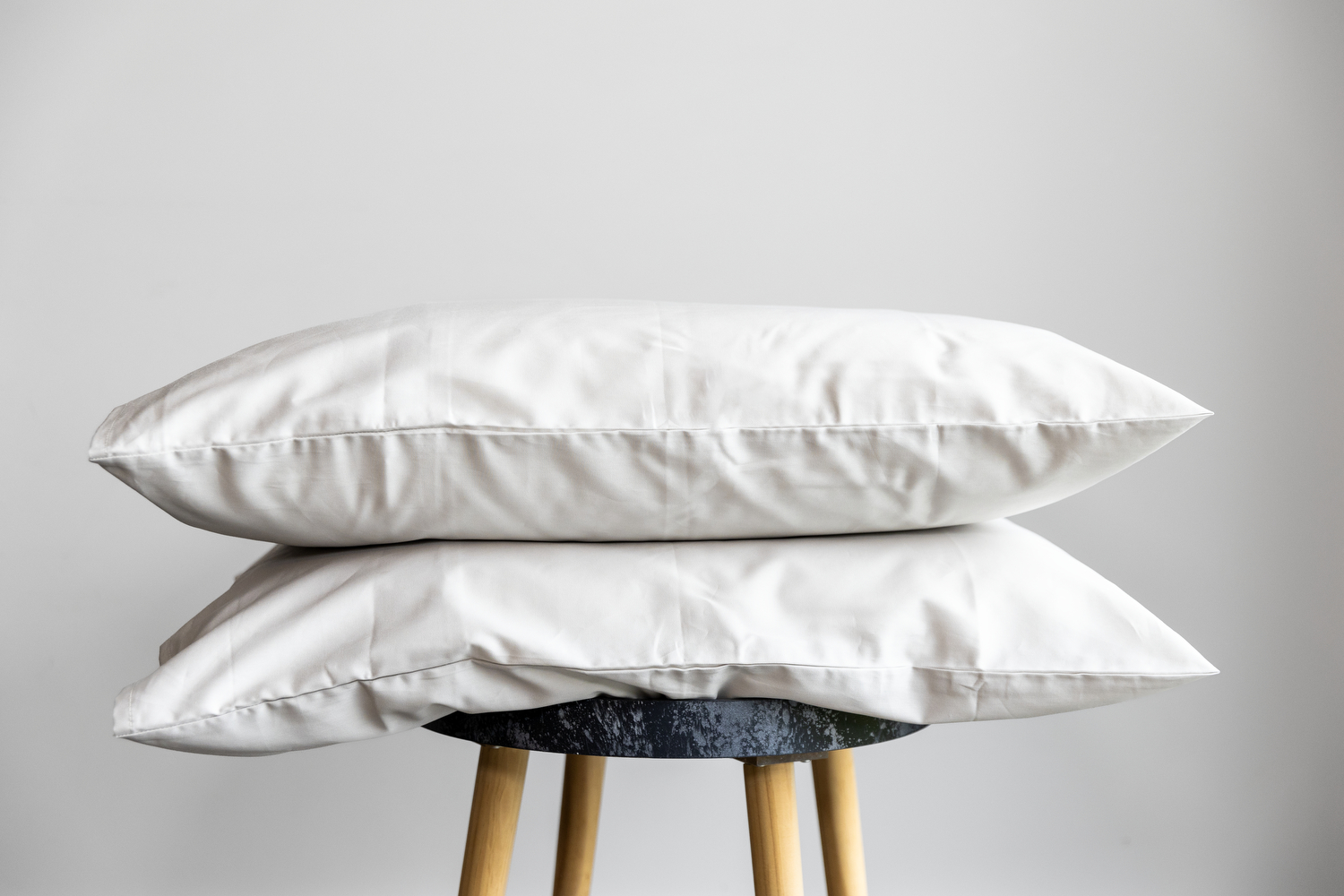 PREMIUM satino pagalvės užvalkalas „Off white gray”
