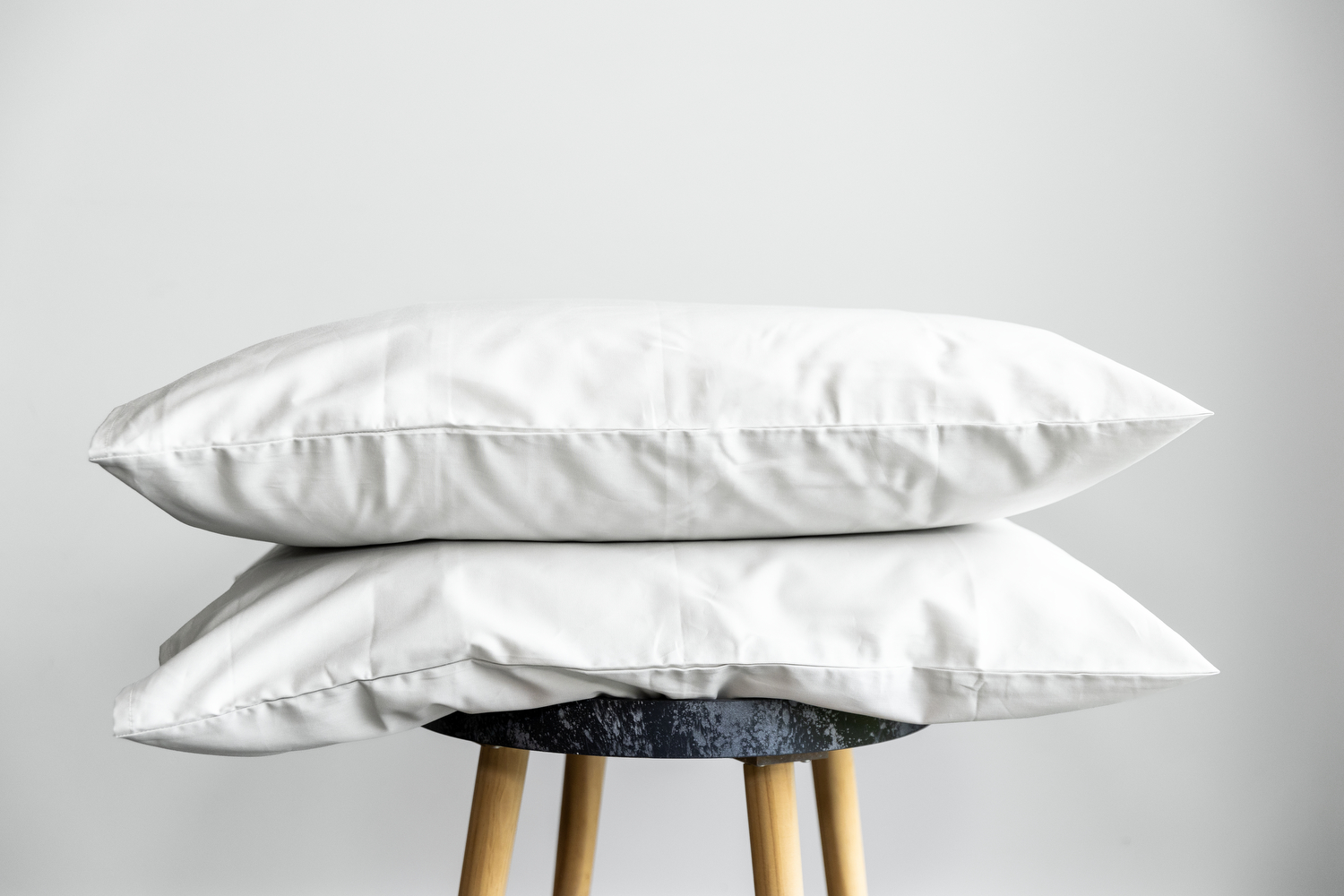 PREMIUM satino pagalvės užvalkalas Off white grey 50×70 cm